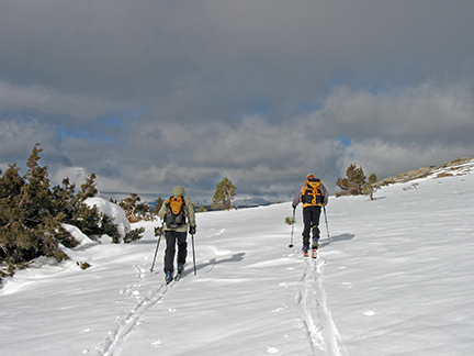 Image of skiers on ridge