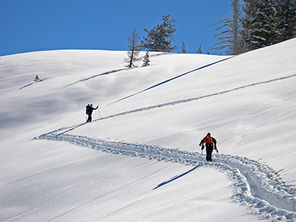 Image of skiers heading up to Horse Ridge